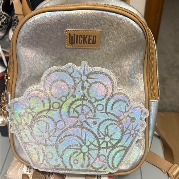 Kohl’s Exclusive Wicked Glinda Iridescent Mini Backpack. New but without tags - Picture 2 of 4